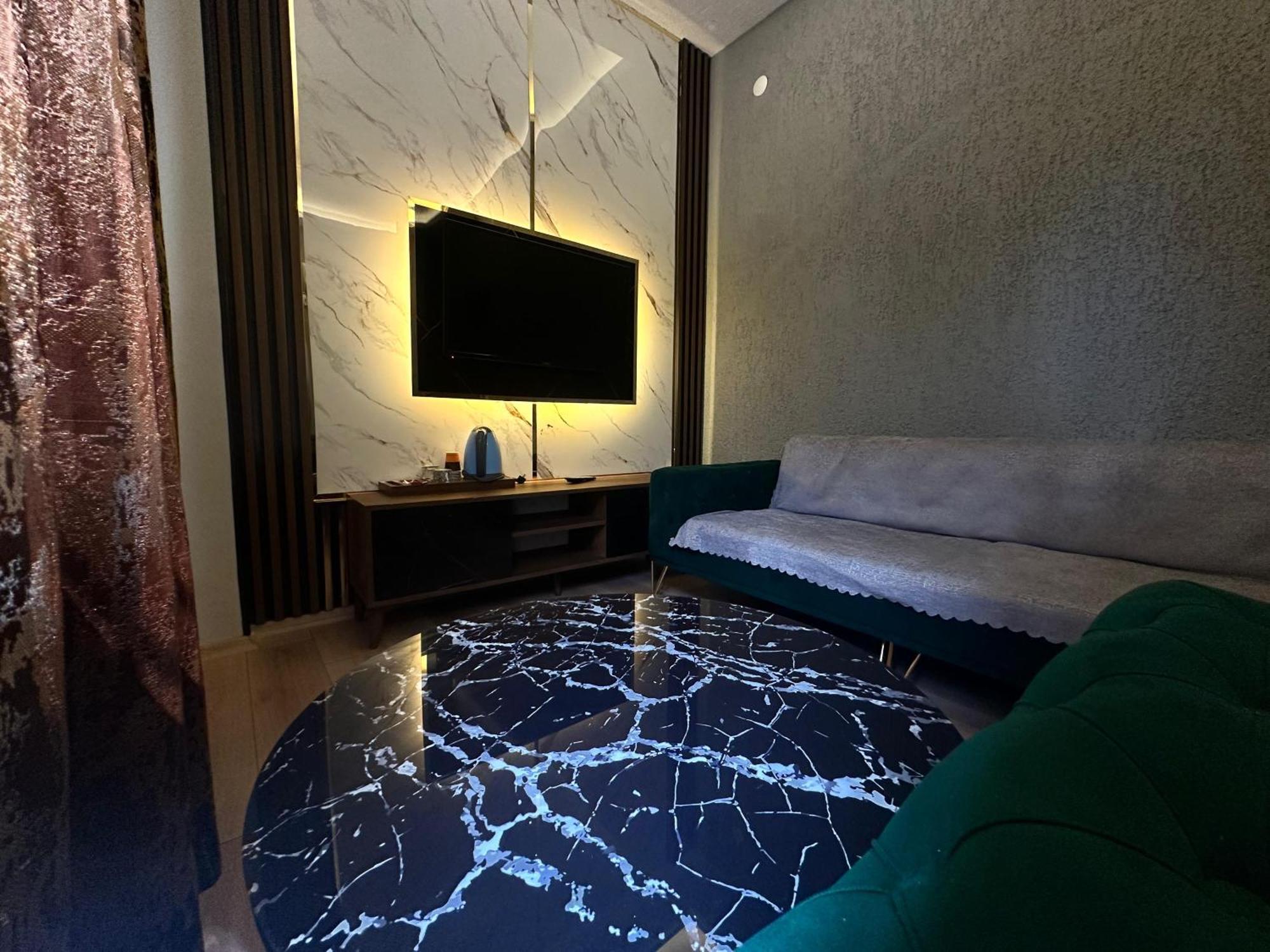 Vip Hotel *